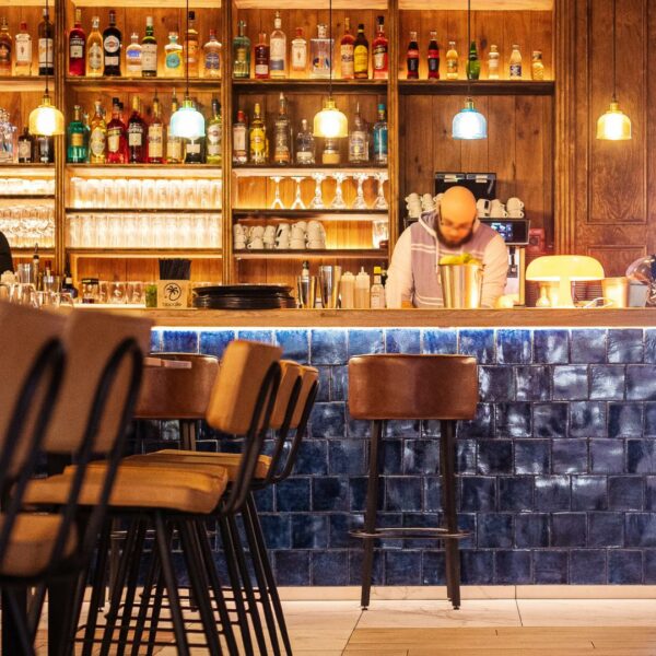 Bar et arrière bar rétro-éclairé avec jeu de couleurs et lumières