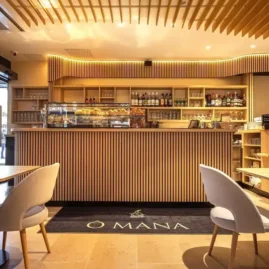 Bar de la brasserie déoré avec des carrelets de bois