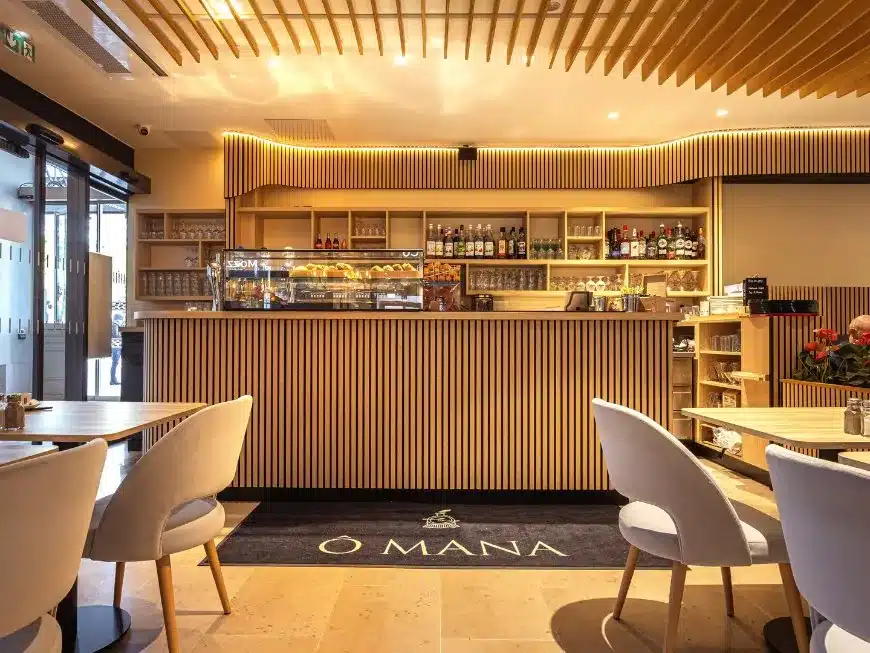 Bar de la brasserie déoré avec des carrelets de bois