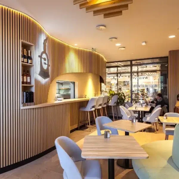 Mur ondulant habillé de bois avec éclairage led