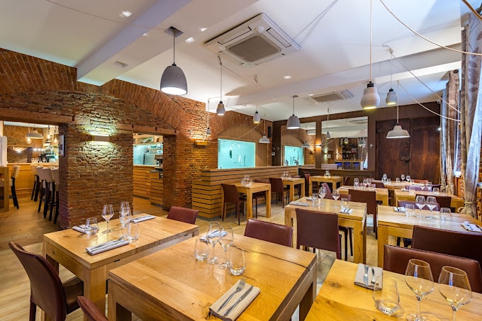 Salle de restaurant avec tables en chêne