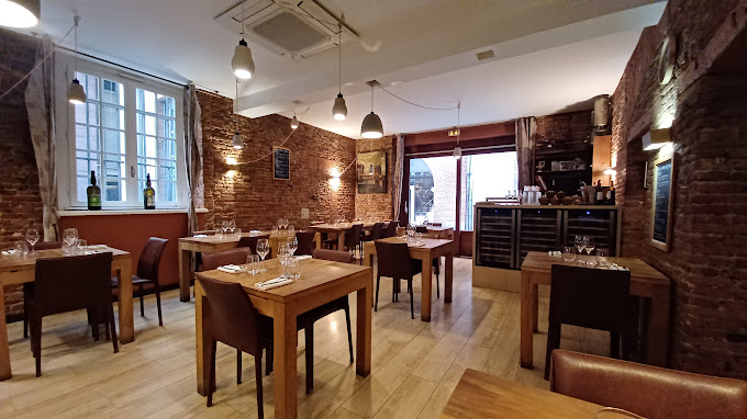 Salle de restaurant avec briques rouges et cave à vin