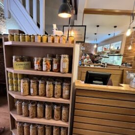 Presentoir à Cassoulet à côté du comptoir d'accueil