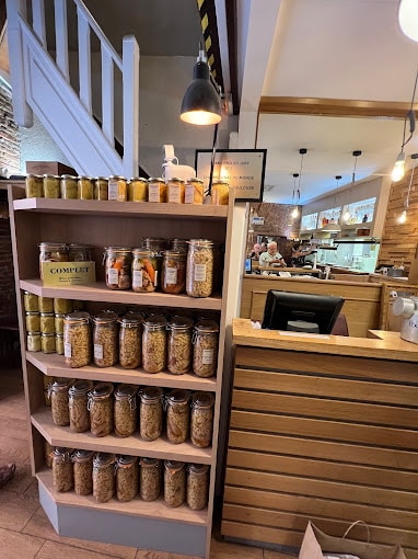 Presentoir à Cassoulet à côté du comptoir d'accueil