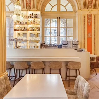 Bar vu de face avec comptoir aux lignes sobres et décroché dans l'angle pour envoi des plateaux