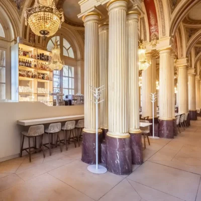 Bar à intérieur de la brasserie avec une enfilade de colonnes et d'arcades