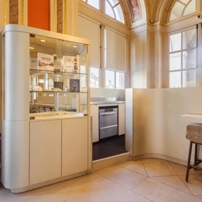 Vitrine dorée dans le prolongement du bar pour exposer les livres d'un des meilleurs ouvriers de France