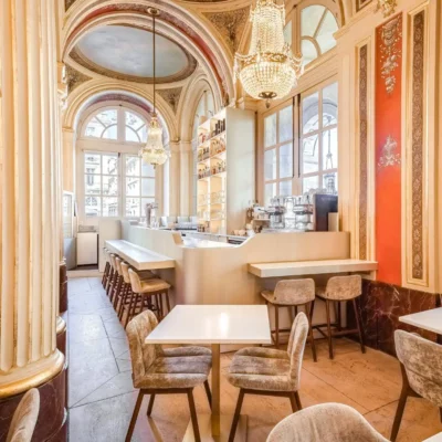 Bar moderne tons dorés aux courbes douces