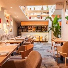 Intérieur du restaurant Gaïa à Toulouse avec une décoration élégante et lumineuse dans un style méditerranéen.