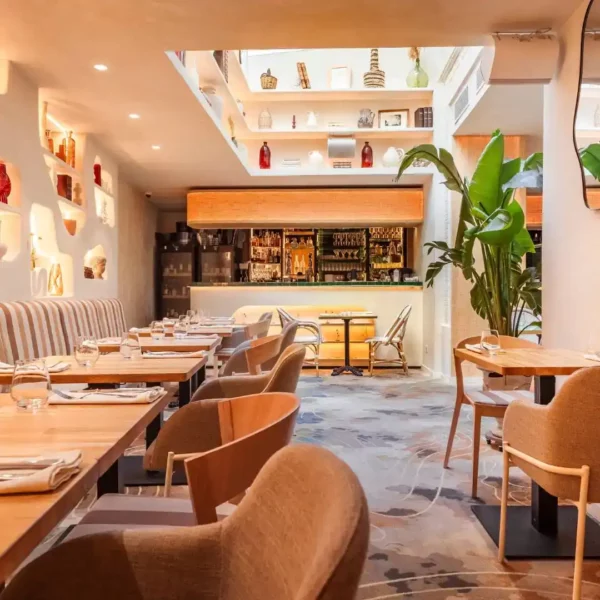 Intérieur du restaurant Gaïa à Toulouse avec une décoration élégante et lumineuse dans un style méditerranéen.
