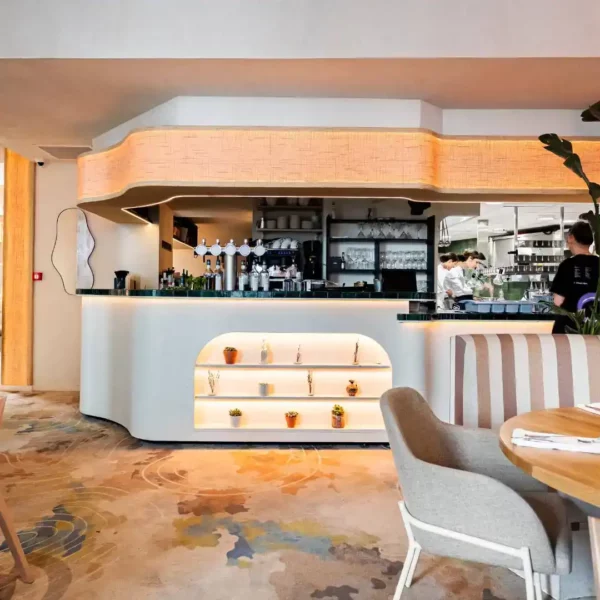 Bar original et moderne à l'Intérieur du restaurant Gaïa à Toulouse avec une décoration élégante dans un style grec.