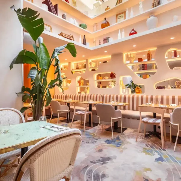 Décor mural avec niches retro-éclairées à l'intérieur du restaurant