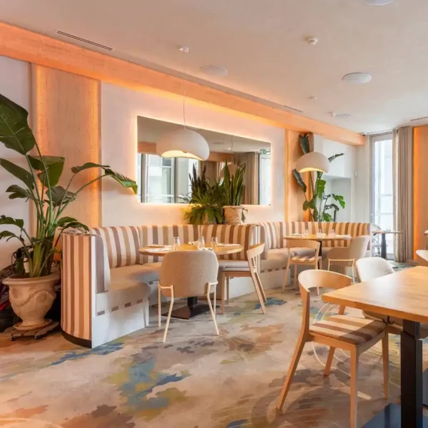 Banquettes rayées et cintrées dans le cadre chaleureux et raffiné du restaurant Gaïa à Toulouse