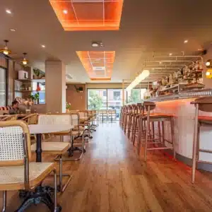 Un espace lumineux et chaleureux pensé pour une expérience client optimale