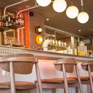 Frise en étain très travaillée pour le dessus, i.e. la piste, du comptoir.