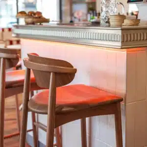 Gros plan sur la frise en étain