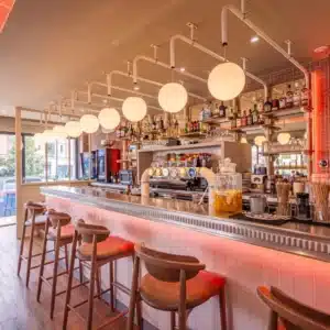 Ambiance lumineuse et chaleureuse au comptoir