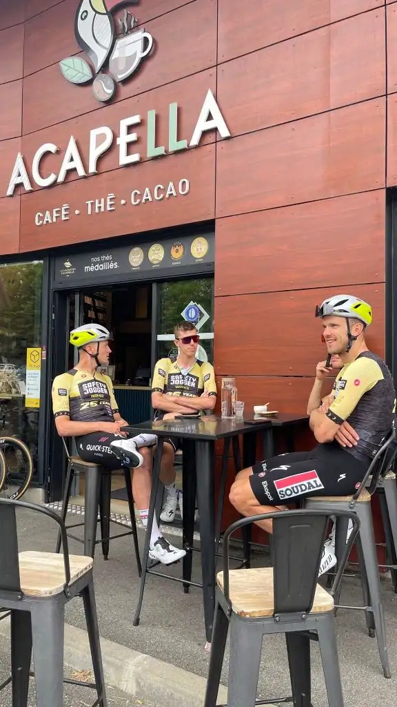 Coureurs de l'équipe Soudal Quick-Step en pause à Acapella