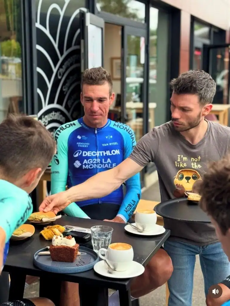 Coureur de léquipe AG2R La Mondiale prend collation à Acapella