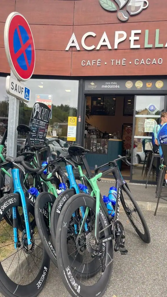 Les vélo de l'équipe AG2R La Mondiale font aussi une pause à ACAPELLA
