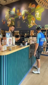Coureur du tour de France de l'équipe AG2R devant un comptoir Aranda-Mas
