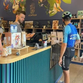 Coureur du tour de France de l'équipe AG2R devant un comptoir Aranda-Mas
