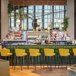 Vue rapprochée du bar et de son habillage en céramique verte.