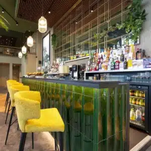 Zoom sur la façade du comptoir et le jeu de lumière.