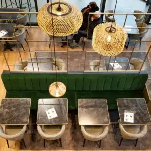 Vue aérienne des banquettes réalisées sur mesure.