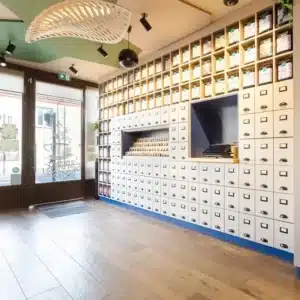 Rangement muraux pour café et boites à thés avec niches, tiroirs et gradins intégrés