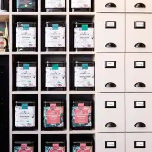 Détail meuble de rangement beige avec tiroirs d'apothicaire et niche boites à thé