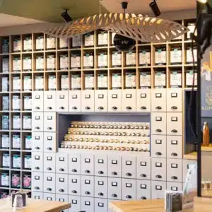 Meuble de rangement avec niches pour boites à thé et café, tiroirs de rangement style anciens apothicaires, gradin de présentation petites fioles