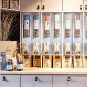 Meuble avec rangée de distributeur à café avec placards au dessus et meuble bas pour rangement