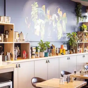 Ambiance chaleureuse pour espace de dégustation avec fresque artistique murale et meubles de rangement