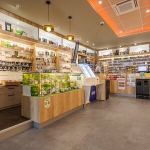 Agencement intérieur du Tabac Presse TOTEM à Plaisance-du-Touch réalisé par Aranda-Mas — mobilier sur mesure, vitrines végétales et éclairage intégré.