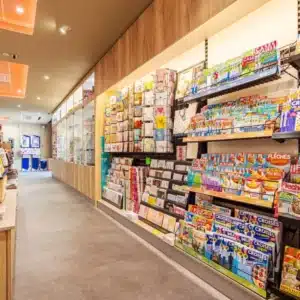 Agencement intérieur du Tabac Presse TOTEM à Plaisance-du-Touch : présentoirs presse et jeux, mobilier bois clair et agencement sur mesure par Aranda-Mas.