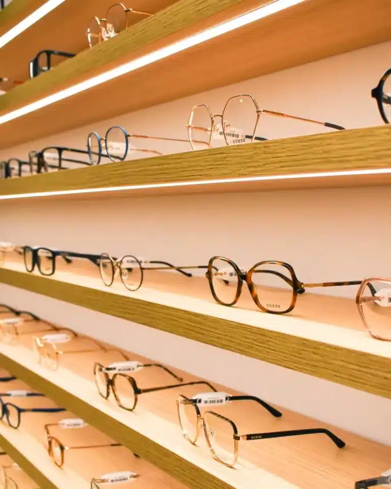 Vue rapprochée ensemble d'étagères modernes en bois clair avec lunettes dessus et LED intégré