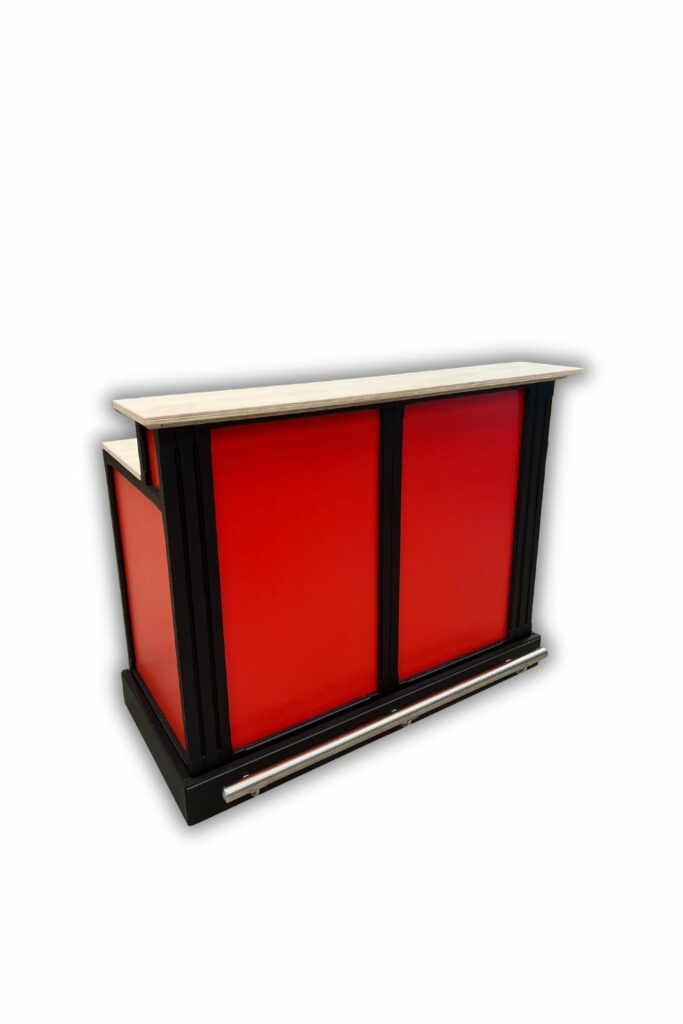 Comptoir mobile sur roulette décoration rouge et noir avec plateau et piste en bois clair ainsi qu'une barre de pieds en inox