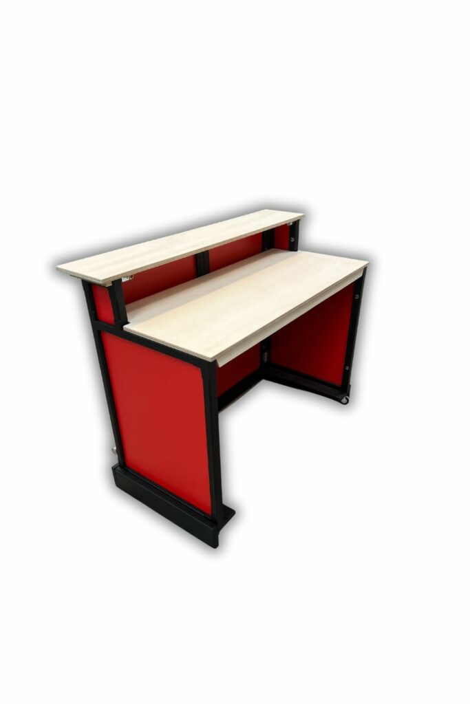 Comptoir mobile sur roulette décoration rouge et noir avec plateau et piste en bois clair ainsi qu'une barre de pieds en inox