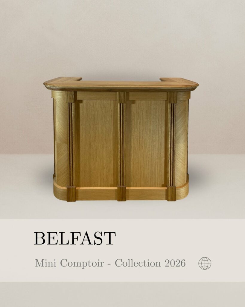 Mini comptoir Belfast de la collection 2026, comptoir en bois clair au design classique et élégant, vue de face.