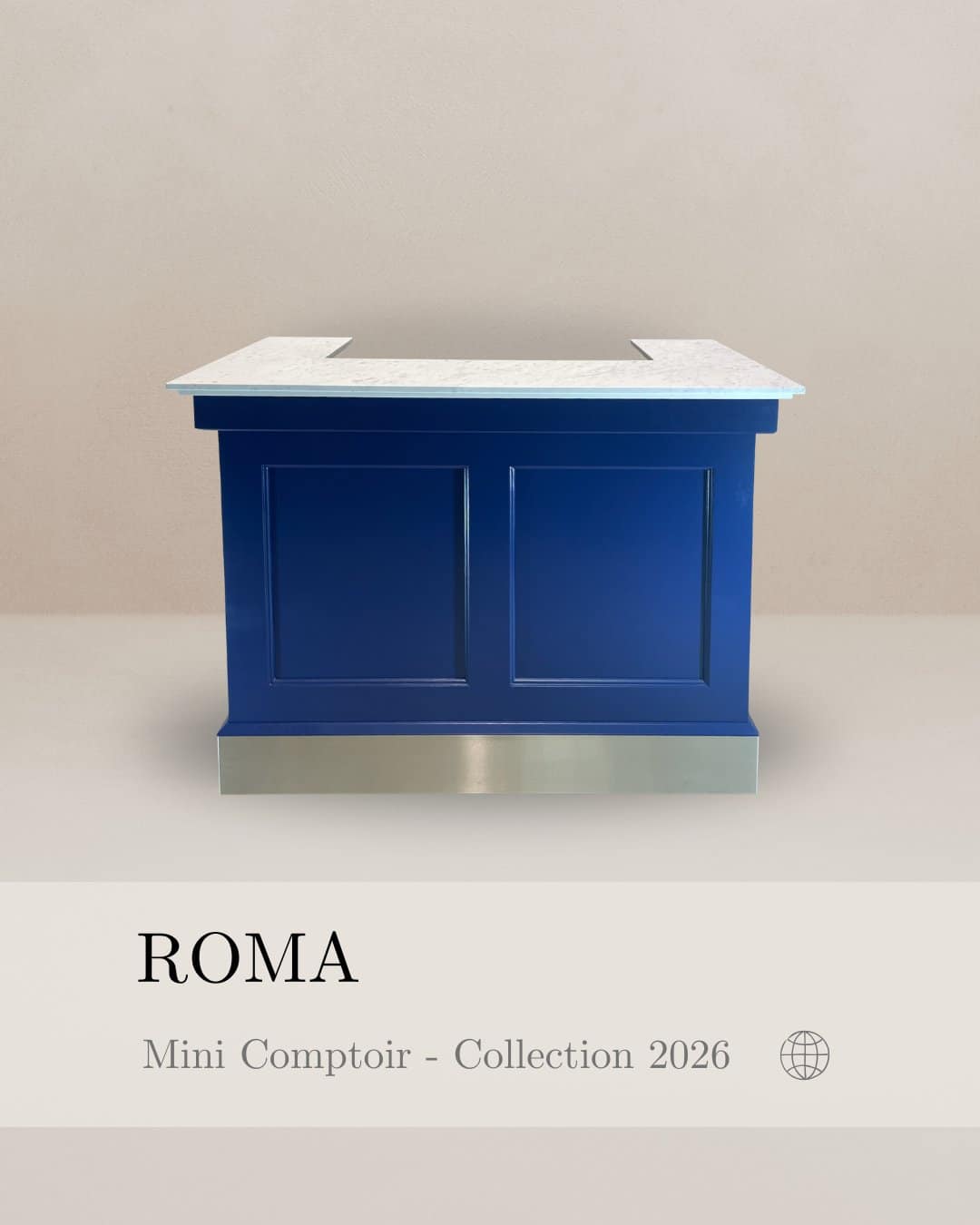 Mini comptoir Roma de la collection 2026, comptoir bleu avec lignes classiques et plateau clair, vue de face.