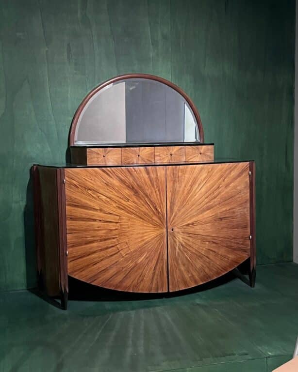 Meuble Art Déco avec miroir et portes plaquées en bois