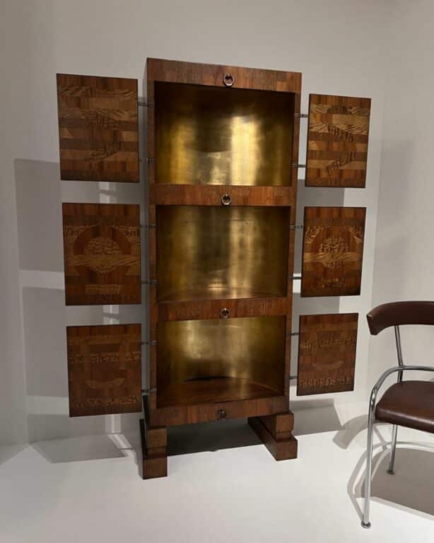 Meuble style Art Déco doré à l'intérieur avec 6 portes de placard ouvertes