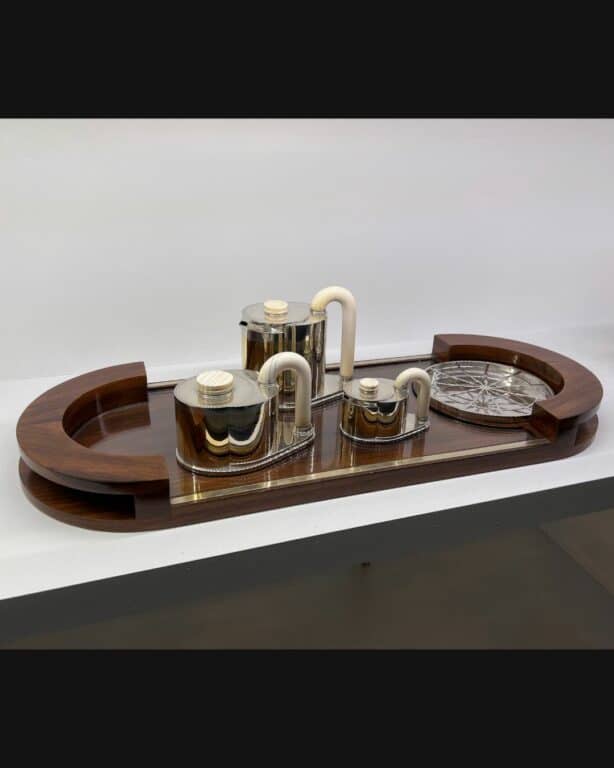 Service style Art Déco avec 3 théières argent sur plateau bois.