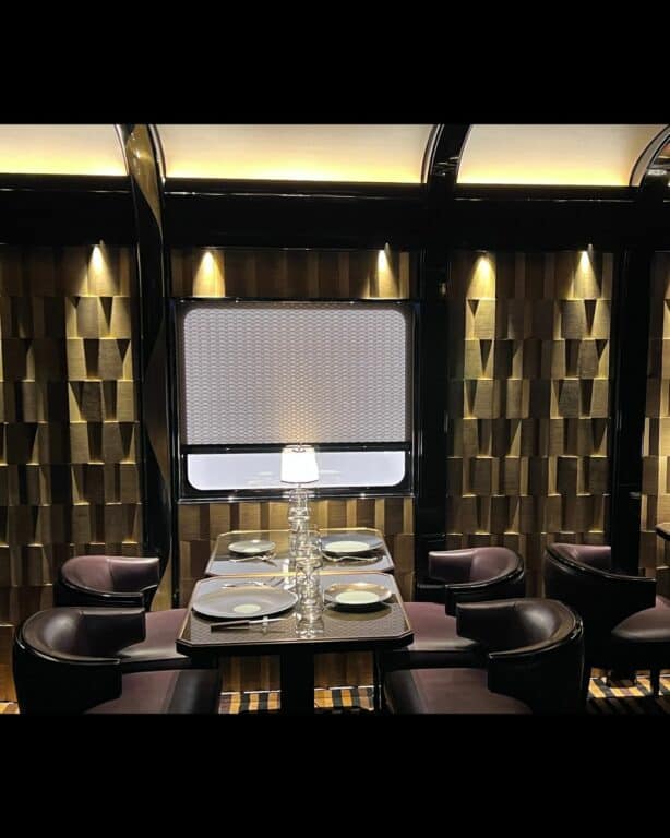 intérieur d'un wagon style art déco