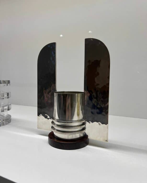 petit vase circulaire argent style art déco sur base circulaire en bois
