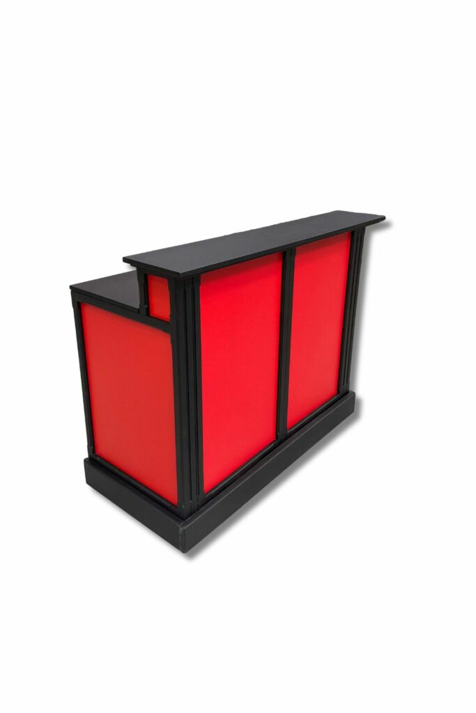 Comptoir mobile sur roulette en rouge et noir vue de face 3/4 avec plinthe noire pour cacher les roulettes